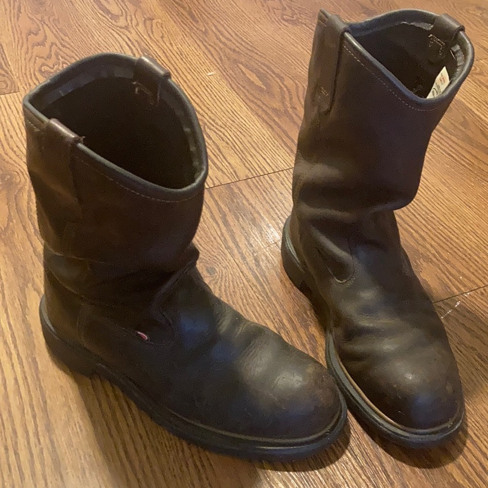 Red Wing dark brown leather boots steel toe. 8 1/2 D great condition